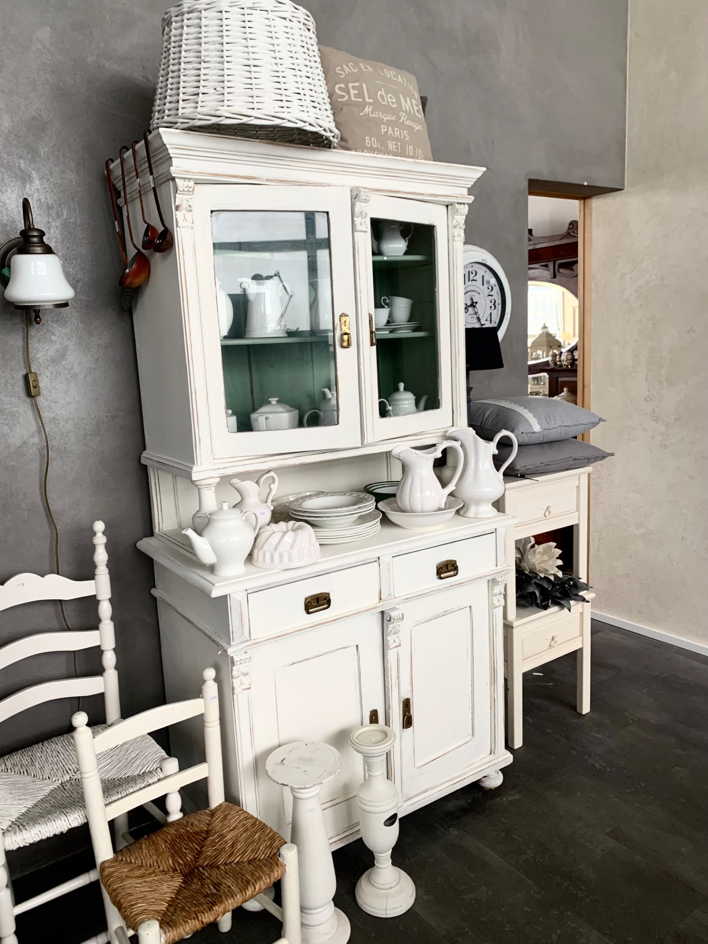 Kredenc Barva: křídová bílá Rozměry: výška 190,šířka 99, hloubka 55 a 38 cm Cena 15.900,- Kč