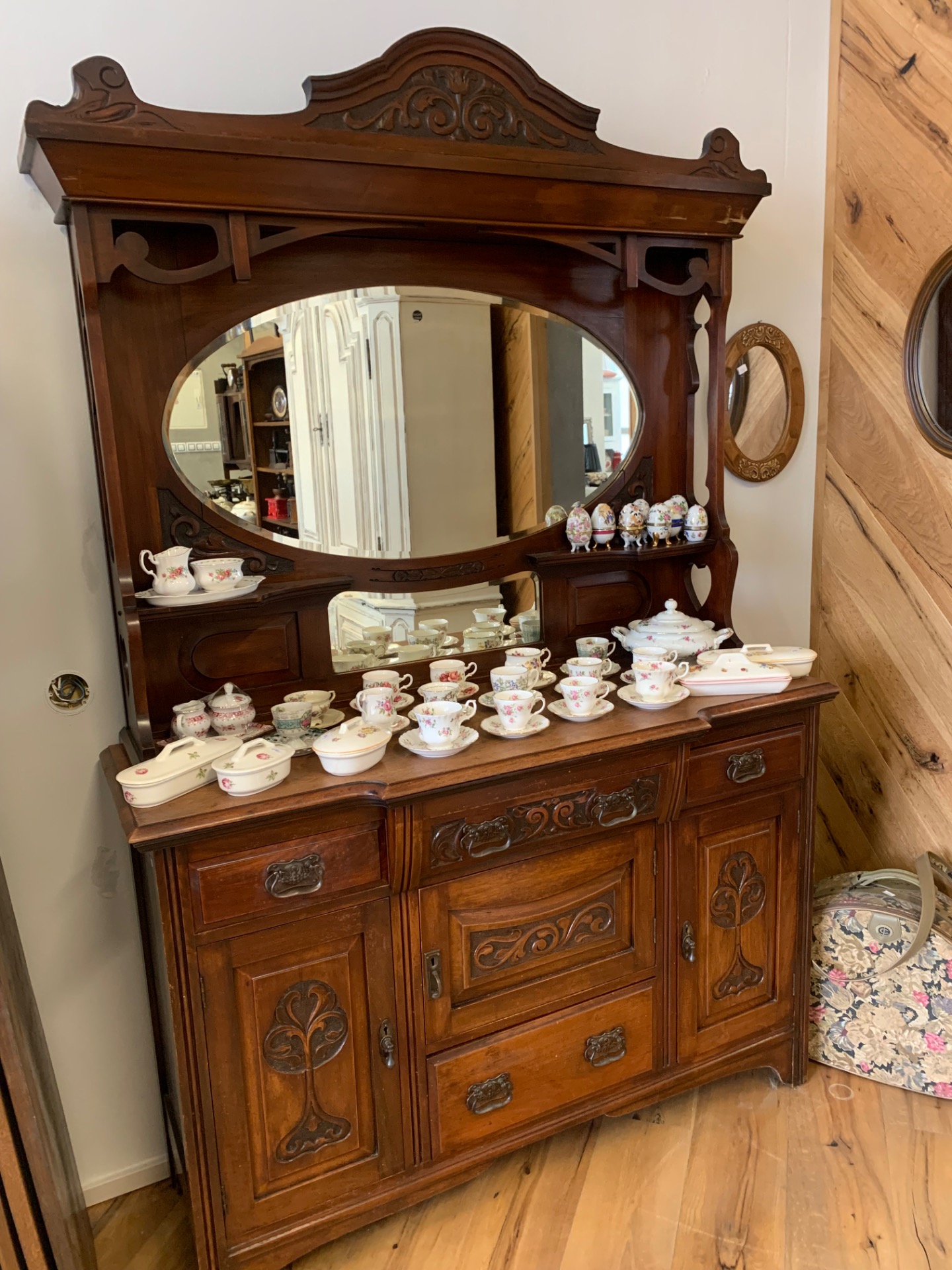 Antik Rozměry: výška 210, šířka 138, hloubka 44 cm Cena: 18.900,-