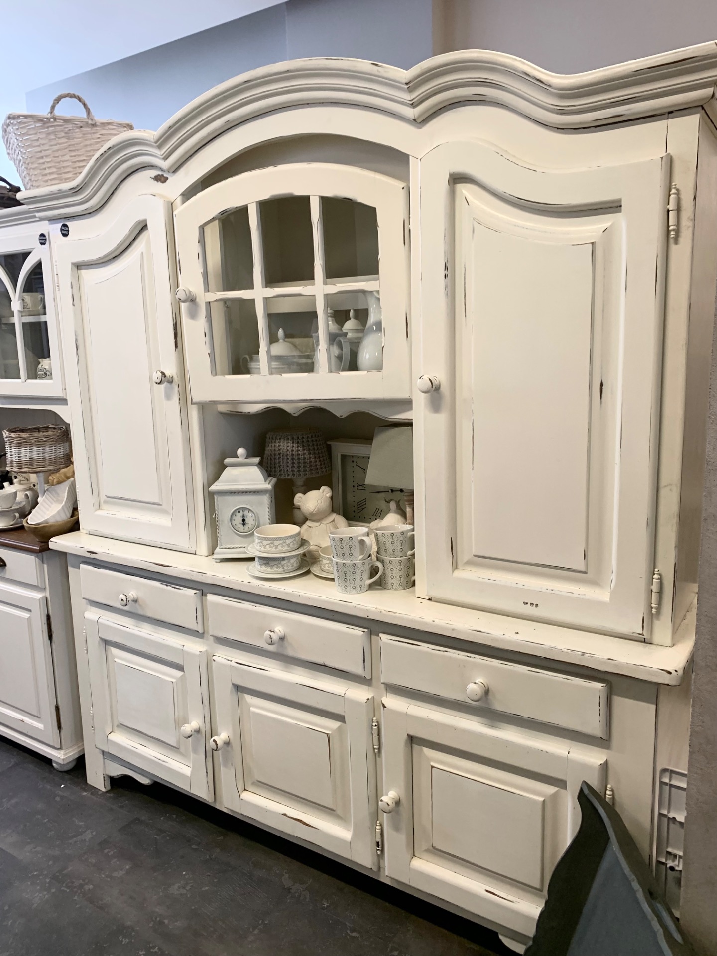 Kredenc Rozměry: výška 200, šířka 185, hloubka 50 cm Cena 15.000,- Kč