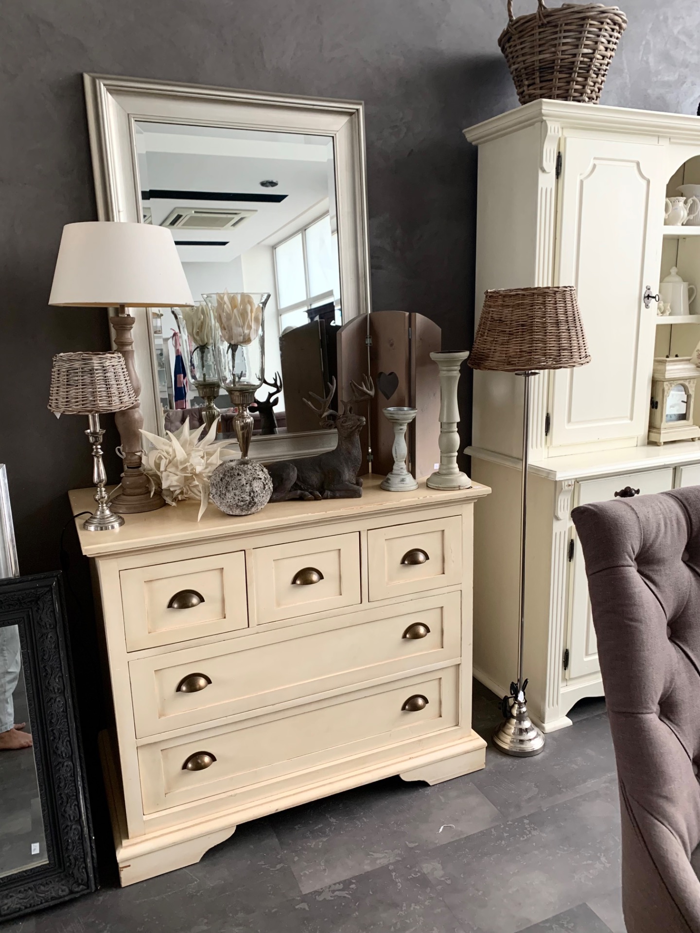 Komoda masiv, Barva krémová, Rozměry: výška 90, šířka 110, hloubka 58 cm, Cena: 6.900,- Kč