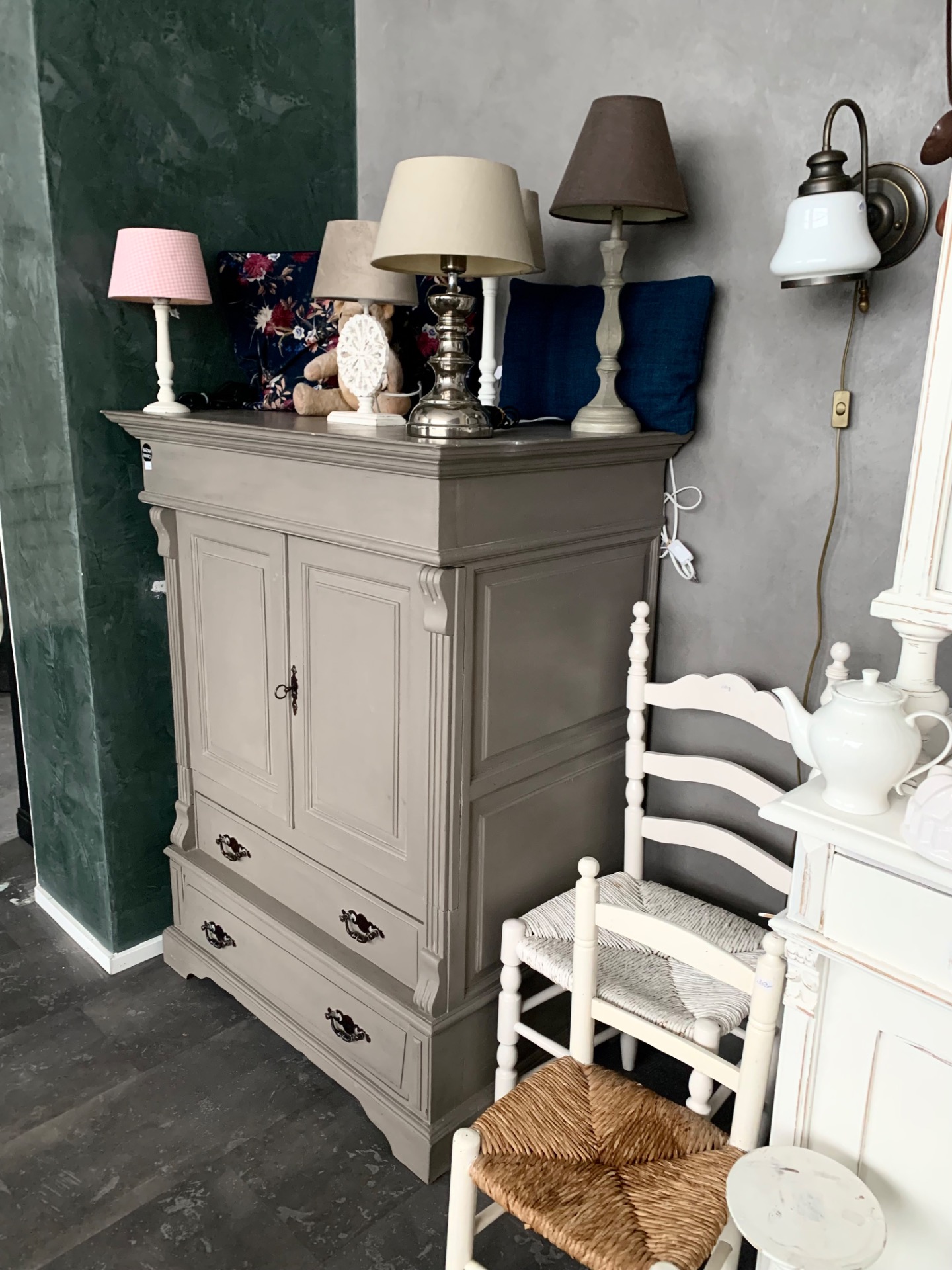 TV skříň,Barva šedá, Rozměry : výška 130,šířka 102,hloubka 60 cm, Cena: 7.900,- Kč