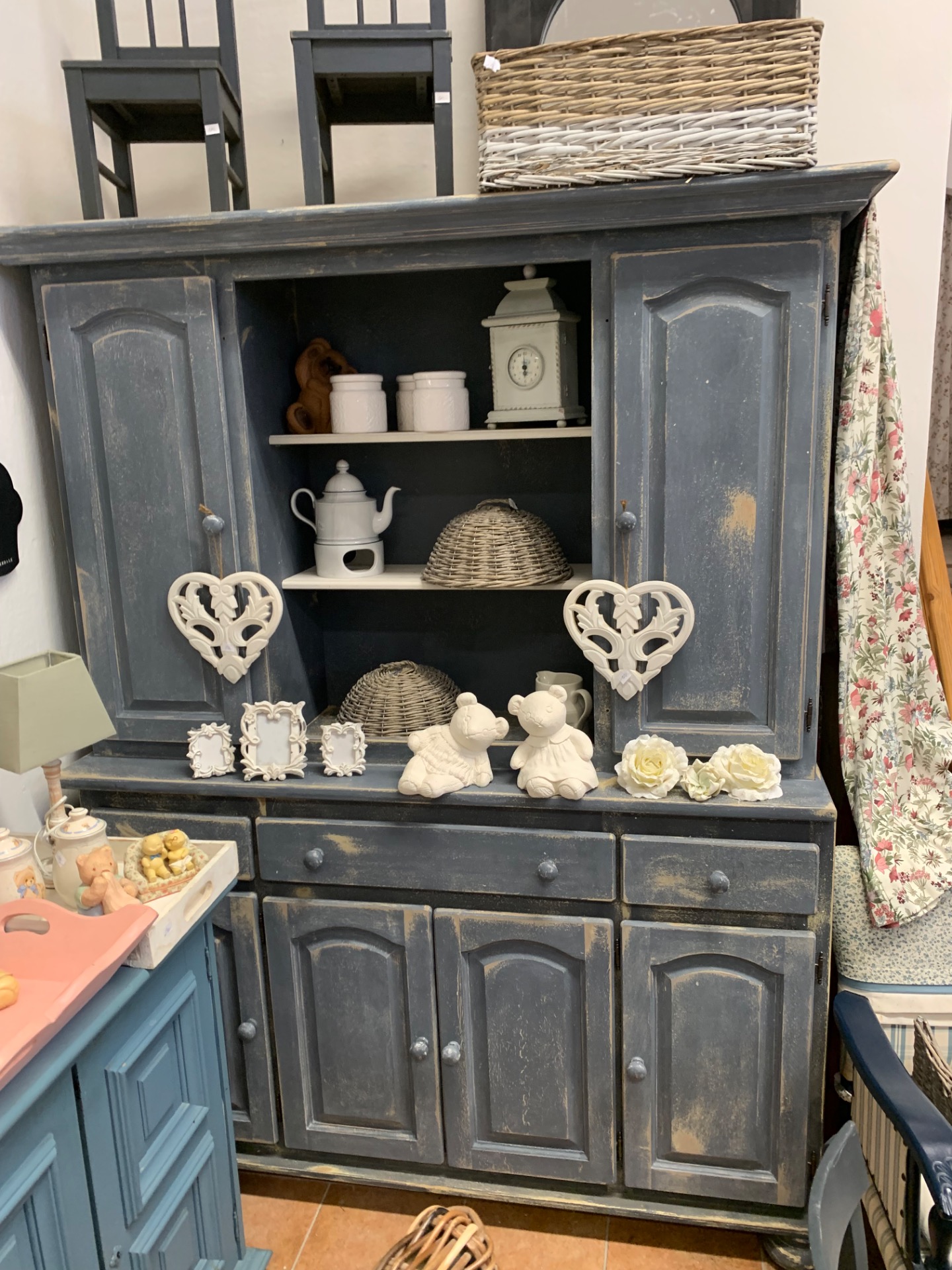 Kredenc, Barva: holubí šedá, Rozměry: výška 197, šířka 150, hloubka 50 a 40 cm, Cena: 15.000,- Kč