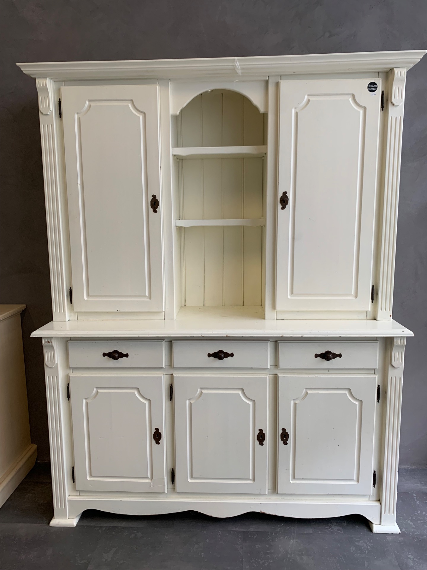 Kredenc, Barva: slonová kost, Rozměry: výška 198, šířka 155, hloubka 50 a 34 cm, Cena: 15.900,- Kč