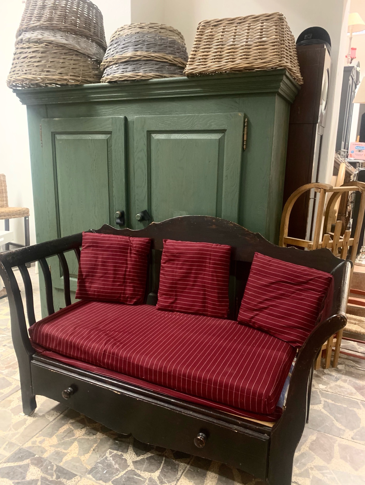 Lavice masiv,Barva: tmavě hnědá, Rozměry: výška 97, šířka 155, hloubka 67 cm, Cena: 6.900,- Kč