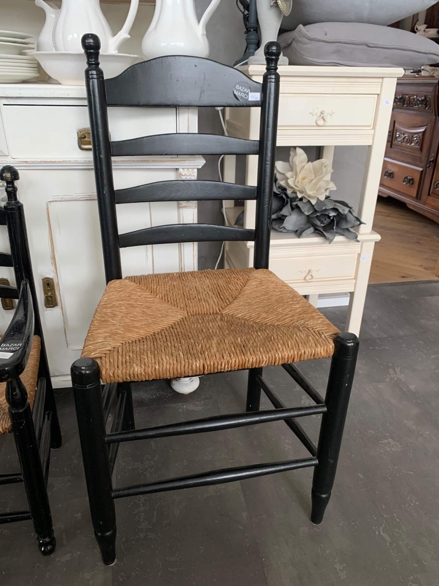 Židle, Barva: dřevo černá, sedák přírodní materiál, Cena: 1500,- Kč kus, skladem 2 kusy