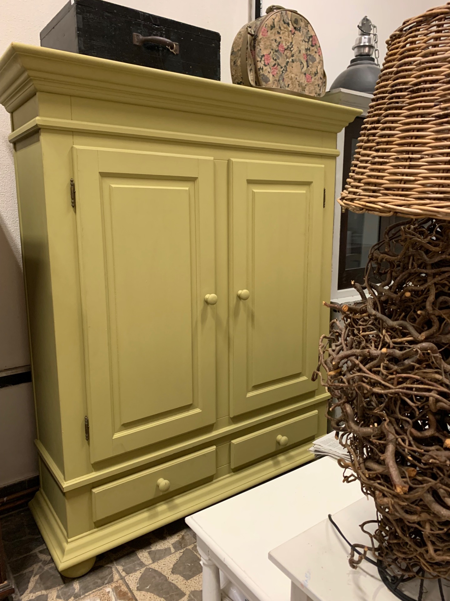 Šatní skříň, Barva: olivová, Rozměry: výška 196, šířka 165, hloubka 50 cm, Cena: 15.900,- Kč